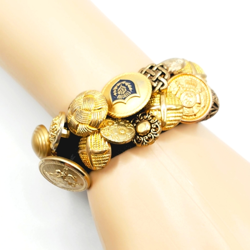 BUTTONS stretch bracelet handmade vintage